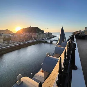 Apartment Deluxe Apt-views To Historic Maria Cristina